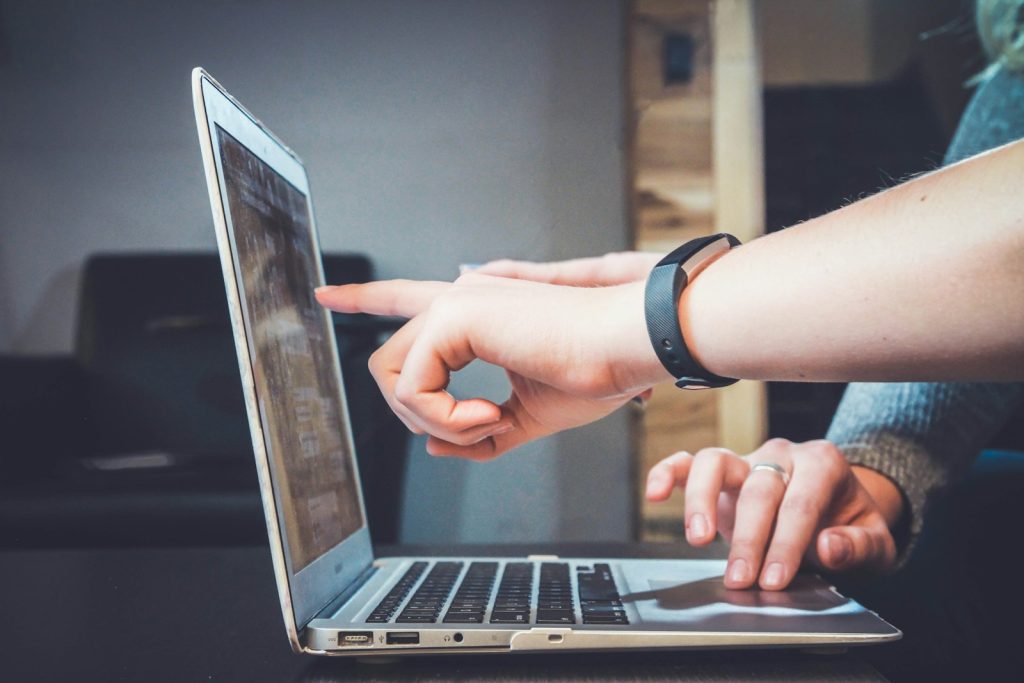 Team bespricht einen klaren digitalen Arbeitsablauf im Unternehmen